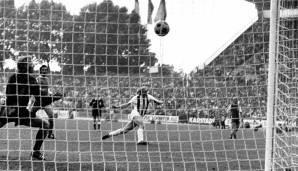 Die Zeitreise beginnt bei einem der historischen Momente von Günther Netzer. Der damalige Gladbacher verweigerte im Pokalfinale 1973 gegen Köln zunächst seine Einwechslung. Später wechselte er sich selbst ein und schoss die Borussia zum Titel.