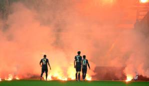 Das Spiel wird wegen bengalischer Feuer aus beiden Fanlagern mehrfach unterbrochen. Es kommt zu Übergriffen von Hertha-Spielern gegen den Schiri und - um das Chaos perfekt zu machen - zum Platzsturm durch die Fans der Düsseldorfer.
