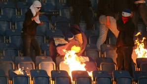 Das Spiel muss für 18 Minuten unterbrochen werden. Chaoten verbrennen eine Hertha-Fahne, die sie Jahre zuvor in ihre Gewalt brachten. Große Teile des Rostocker Publikums stellen sich lautstark gegen die Krawallmacher.