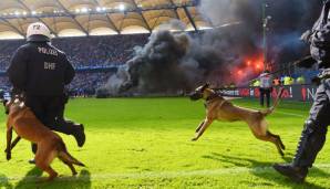 Mai 2018: Der HSV steigt erstmals aus der Bundesliga ab. Die Ultras sorgen für einen Eklat und Beinahe-Abbruch. Hunderte Polizisten wachen im Innenraum, während die Partie gegen Gladbach noch zu Ende gebracht wird.