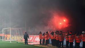 Mai 2012: Wieder steigt ein Traditionsklub aus der Bundesliga ab. Köln Fans sorgen am letzten Spieltag beim Match gegen den FC Bayern für dicke Luft.