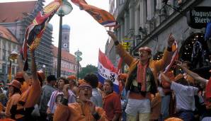 Die deutschen Fans im Hamburger Volksparkstadion kochten vor Wut, während der spätere Europameister Oranje Euphorie auslöste. 9 Millionen Menschen feierten in den Niederlanden mit - die größte Massenkundgebung seit der Befreiung von den Nazis 1945!