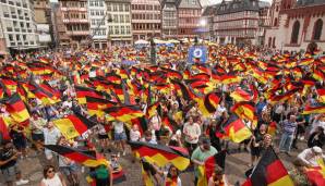 Dieses Bild bot sich den deutschen Nationalspielerinnen und dem Rest des DFB-Trosses vom Frankfurter Rathaus aus gesehen.