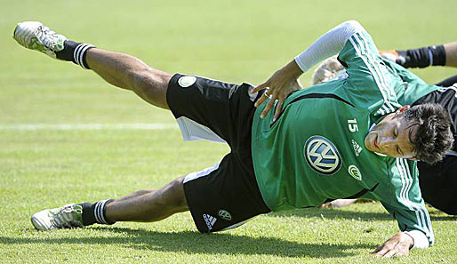 Hasan Salihamidzic trainiert trotz Armbruchs im Trainingslager des VfL Wolfsburg mit