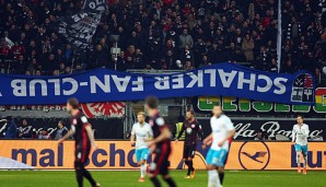 Vor der Partie gegen Schalke zündeten Anhänger von Eintracht Frankfurt Bengalos im Fanblock