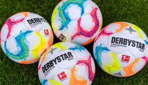 Saison 2021/2022: DERBYSTAR nennt seinen neuesten Bundesliga-Spielball "Bundesliga Brilliant APS". Und dieses Exemplar glänzt nicht nur durch bunte, grelle Farben, sondern auch besondere Muster: Sie zeigen Fan-Silhouetten mit Schals und Fahnen.