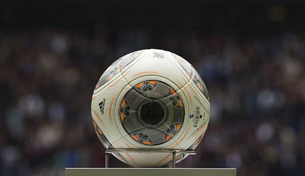 Saison 2013/2014: Erstmals wird's auch auf dem Ball rund. Die Kombination aus verschiedenen Grautönen und einem sanften Orange findet durchaus Anklang.