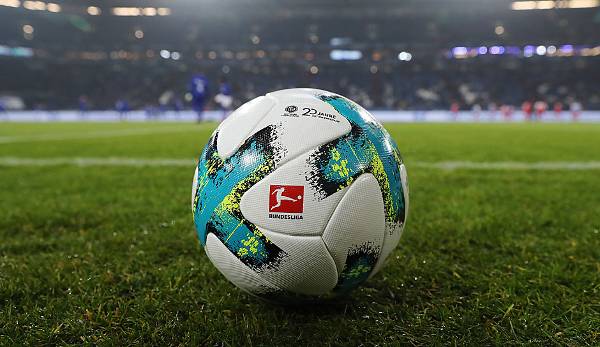 Saison 2017/2018: Beim Spielball der Bundesliga überzeugte adidas die DFL mit einem in Türkis und Gelb erstrahlenden "X".