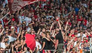 Fans des SC Freiburg mit Bezug auf das Eingreifen des Videoassistenten und dem nachträglich verhängten Strafstoß in der Halbzeit gegen Mainz 05: "Bitte bleiben Sie in der Halbzeit auf Ihren Plätzen, sonst könnten Sie ein Tor verpassen."