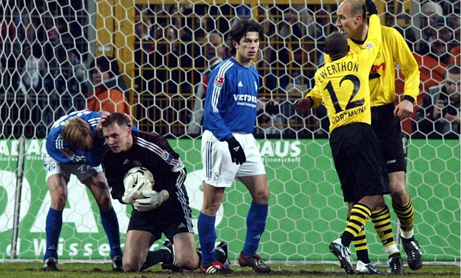 Platz 6: Im Januar 2004 hält Schalke-Keeper Frank Rost in einer spannenden Partie zwei BVB-Elfmeter und sichert seinen Königsblauen einen knappen 1:0-Erfolg.