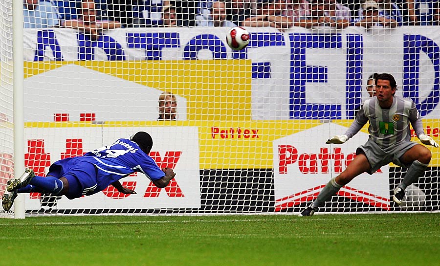 Platz 8: Beim furiosen Derby im August 2007 gerieten Gerald Asamoah und Roman Weidenfeller aneinander. Nach einer Beleidigung Weidenfellers zeigt Asamoah bei seinem Torjubel eine unschöne Kopf-ab-Geste. Schalke gewann mit 4:1.