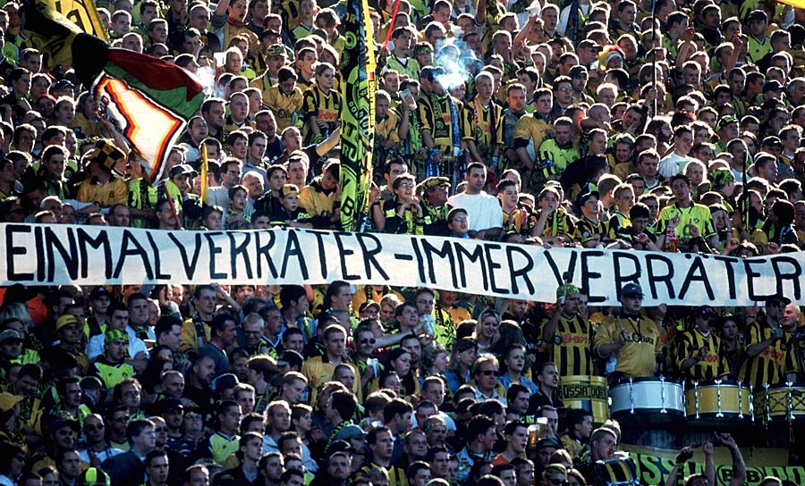 Platz 11: Nach insgesamt acht Jahren kehrt Andreas Möller Borussia Dortmund im Jahr 2000 den Rücken und heuert bei Schalke an. Die Fans protestieren - und Schalke gewinnt das erste Derby mit Möller 4:0.