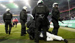 24. Oktober 2009: Die Polizei versucht beim nächsten Derby, Krawalle gleich im Keim zu ersticken. Der Borussia-Park gleicht einem G20-Gipfel. Mehrere Sperrzonen sowie ein striktes Alkoholverbot sorgen dafür, dass es keine Ausschreitungen gibt.