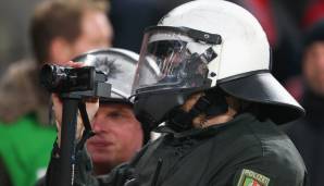 14. September 2019: 900 gewaltbereite Fans werden in Köln erwartet, 400 davon aus Mönchengladbach. Die Polizei rückt mit 1.500 Mann an, dazu kommen vier Wasserwerfer für den Ernstfall.