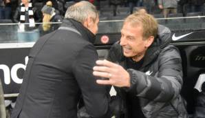 Umarmung unter Kollegen: Jürgen Klinsmann (r.) und Eintracht-Coach Adi Hütter.