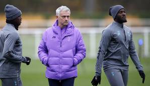 JOSE MOURINHO: Der Star-Coach wurde von seinem Klub Tottenham Hotspur ermahnt, weil er beim Training mit Mittelfeldspieler Tanguy Ndombele die Abstandsregel missachtet hatte. Mourinho zeigte sich einsichtig.