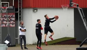 Sasa Kalajdzic (r.) und Gregor Kobel organisierten einen Basketballkorb für das Trainingsgelände des VfB Stuttgart.