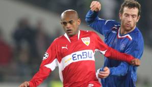 Nach seiner erfolgreichen BVB-Karriere versuchte es der Brasilianer 2007 nochmal in der Bundesliga. Gut fünf Monate, eine Leihgebühr von 1,2 Mio. und ein ganzer Treffer später war Ewerthon auch schon wieder VfB-Geschichte.