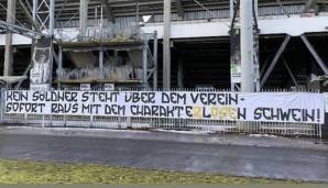Ein Banner gegen Marco Rose vor dem Gladbacher Stadion: "Kein Söldner steht über dem Verein - sofort raus mit dem charakterlosen Schwein!"