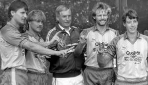 Platz 24: Jörg Niedzwicki (17 Tore in 35 Spielen). Der Stürmer, der hier links im Bild als Neuzugang von Union Solingen vorgestellt wird, schoss 1984 für Bochum II in seinem einzigen Pokalspiel gegen den VfB (1:2) ein Tor. Von 1987 bis 1989 beim BVB II.