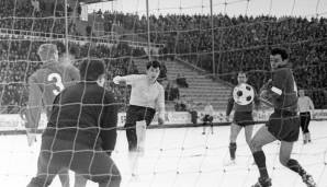 Die mittlerweile verstorbene Legende ist außerdem vor allem für das "Jahrhunderttor" bekannt, das er im Halbfinale der WM 1966 gegen Spanien erzielte. Das BVB-Maskottchen trägt noch heute den Namen “Emma” - Emmerichs Spitznamen.