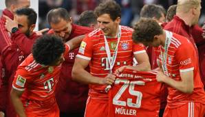 Die Spieler hatten übrigens extra für die Schalenübergabe ein sauberes Trfikot bekommen. Müller nahm das kurzerhand mit zum Feiern - und hielt es grinsend in die Kamera. Goretzka und Gnabry freut's auch.