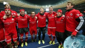 Ein Jahr später wurde es noch ein bisschen absurder. Diesmal machten die Bayern am 27. Spieltag alles klar. Mit Handschuhen und Schals feierten sie vor der Gästekurve im Berliner Olympiastadion.