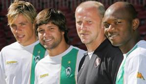 Werder-Coach Schaaf 2006 mit seinen Neuzugängen Clemens Fritz, Diego und Pierre Wome (v.l.n.r.).