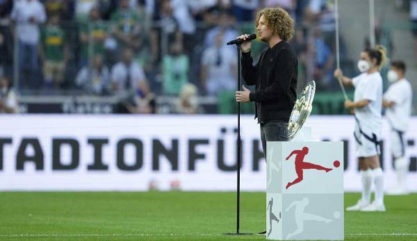 Michael Schulte sang in der vergangenen Saison vor dem Eröffnungsspiel die Bundeshymne.