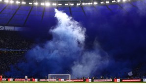 KURVE DER HINRUNDE | Herthas Ostkurve | Spektakuläre Bilder boten sich beim Hertha-Heimspiel gegen den FC Bayern. Zunächst hüllten die Ultras die Kurve mit einer Pyro-Show in blauen Rauch, später gab es noch scharfe Kritik an der WM-Austragung in Katar.