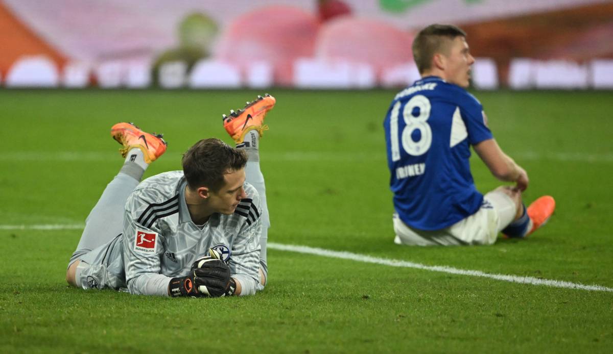 Versteinerte Mienen: Schalke 04 ist gegen RB Leipzig hoffnungslos unterlegen und liegt zur Pause mit 0:4 hinten.
