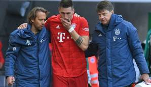 Niklas Süle schied beim Spiel des FC Bayern in Augsburg nach nicht einmal zehn Minuten aus.