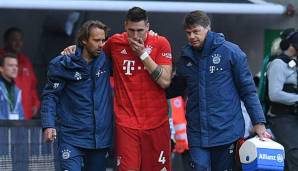 Bittere Momente: Niklas Süle erleidet gegen den FC Augsburg seinen zweiten Kreuzbandriss im linken Knie und wird von den Mannschaftsärzten des FC Bayern in die Katakomben geführt.
