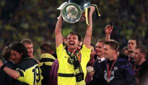 ... aber nach Dortmund, gewann dort wenig später die Champions League und wurde nach Beckenbauer, Matthäus und Klinsmann erst der vierte Nationalspieler, der mehr als 100 Länderspiele absolviert hatte.