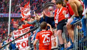 Fans des FC Bayern München bejubeln mit Thomas Müller den zehnten Meistertitel in Folge.