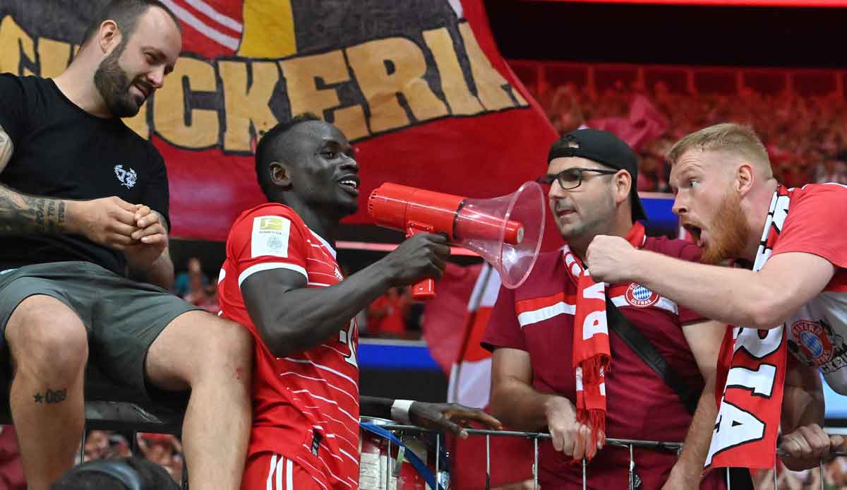 "Wir haben ihn nicht hochgerufen, das hat er selbst entschieden": Nach dem 6:1-Sieg bei Eintracht Frankfurt zum Bundesliga-Auftakt suchte Sadio Mané die Nähe zu den Fans.