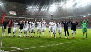 Die Bayern lassen sich nach dem Auswärtssieg vom eigenen Anhang feiern