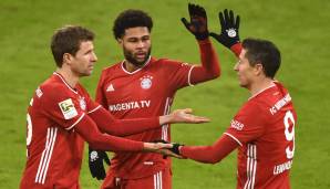 Der FC Bayern München hat sein Heimspiel gegen den VfL Wolfsburg gewonnen. Während Flicks Experiment mit gleich drei Flügelspielern nur bedingt aufgeht, tut sich Lewandowski an seinem Lieblingsgegner gütlich. Die FCB-Noten.