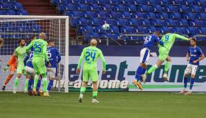 Wout Weghorst köpft das 1:0 für Wolfsburg auf Schalke.