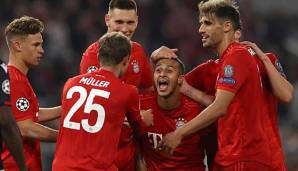 Freude pur: Thomas Müller und Thiago vom FC Bayern feiern ihren gelungenen Freistoßtrick gegen Roter Stern Belgrad.