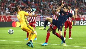 Ein hartes Stück Arbeit: Bayern-Stürmer Robert Lewandowski kämpft den Ball im Hinspiel beim 3:2-Sieg in Griechenland über die Linie.