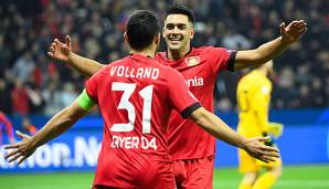 Kevin Volland und Nadiem Amiri bejubeln das 2:0 von Bayer Leverkusen.