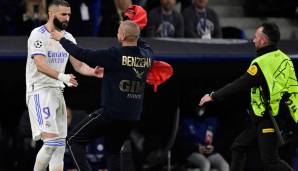 Karim Benzema wurde von einem Flitzer umarmt.