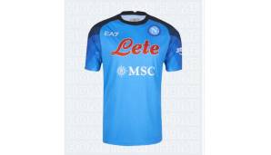 Platz 29 - SSC NEAPEL | Heim: 5/10 | Das Shirt selbst hat eine hellblaue Basis mit einem schönen dunkleren Verlaufsmuster am Ärmel. Das doppelte Sponsorenlogo ist das Haar in der Suppe, obwohl in der Champions League nur "Lete" dabei zu sehen sein wird.