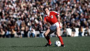 ABWEHR - Robert Sara: Zwischen 1975 und 1979 war der Rechtsverteidiger Kapitän der Nationalmannschaft, also auch Cordoba-Kapitän. Prägte das Spiel auf seiner Position in den 60er- und 70er Jahren mit seiner modernen, weil offensiven Spielweise.