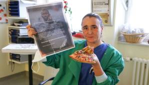 Eine Krankenpflegerin des Elisabeth-Krankenhauses in Recklinghausen freut sich über die Pizza-Spende von Antonio Rüdiger.