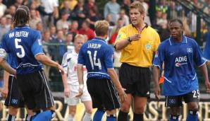 Der HSV unterlag in Paderborn trotz 2:0-Führung mit 2:4. Später wurde bekannt, dass Skandal-Schiri Robert Hoyzer das Spiel absichtlich verpfiffen hatte. Er gab zwei lächerliche Elfer für den SCP und zeigte Emile Mpenza eine vogelwilde Rote Karte.