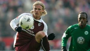 Auf einen guten Start in Lautern folgte sogar eine Nominierung fürs DFB-Team. Dann wurde er als Kapitän und einer der schlechtesten Spieler in der Saison 2005/06 zum Gesicht des Bundesligaabstiegs - auch aufgrund seiner Auftritte neben dem Platz.