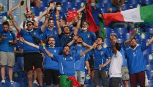 Einfach glücklich, dabei zu sein, diese Fans der Squadra Azzurra.