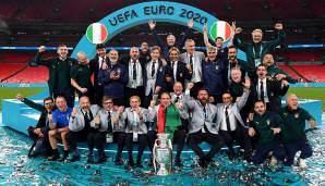 TUTTOSPORT: "Legendär! Italien ist Europameister! England im Elfmeterschießen besiegt. Die Realität ist noch süßer als die Träume. Das Dunkel von 2018 ohne WM und ohne Hoffnung ist eine weit entfernte Erinnerung."